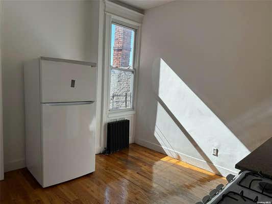 2 beds, 1 bath, 860 sqft, $2,300, Unit 2L