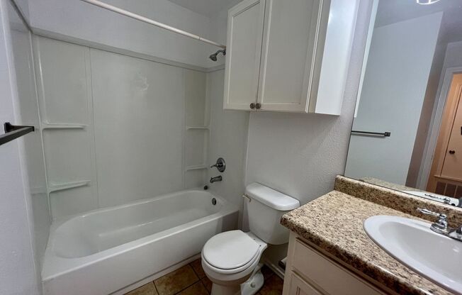 2 beds, 1 bath, $999, Unit Unit 2