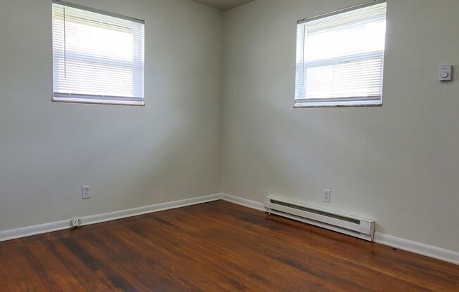 2 beds, 1 bath, $965, Unit 301 S. Gray St.