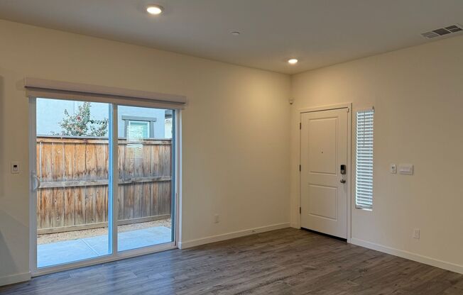 Beautiful 3 bed 2 bath in Roseville!
