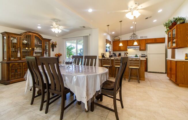 Gorgeous 3/2 FULLY FURNISHED house right off the I-10 Freeway, and close to shopping and recreation!