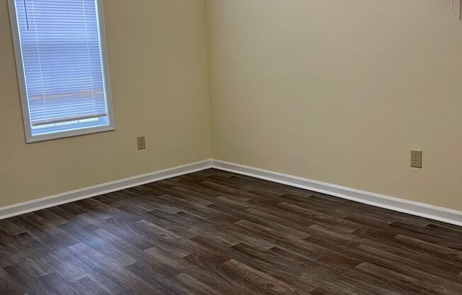2 beds, 1 bath, 900 sqft, $1,300, Unit C7