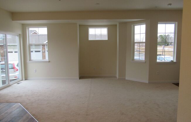 Like new 2Bed, 2.5 Bath with Den/Office Townhome