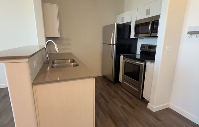 Charming 1-Bedroom Condo in Desirable NW Portland – In-Unit Laundry & Extra Storage!