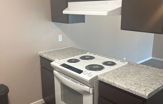 2 beds, 1 bath, 948 sqft, $1,179, Unit 032