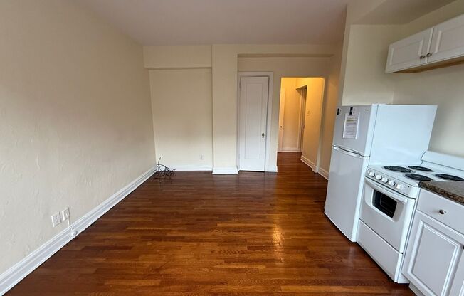 Studio, 1 bath, 294 sqft, $1,175, Unit New King Edward  3B7