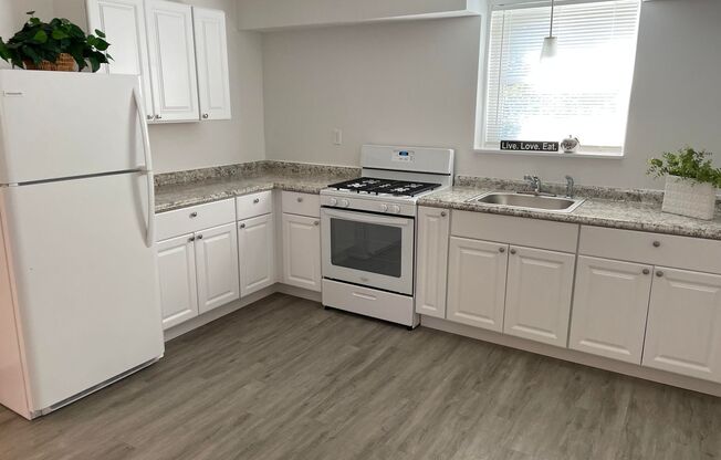 2 beds, 1 bath, $1,095, Unit Unit 2