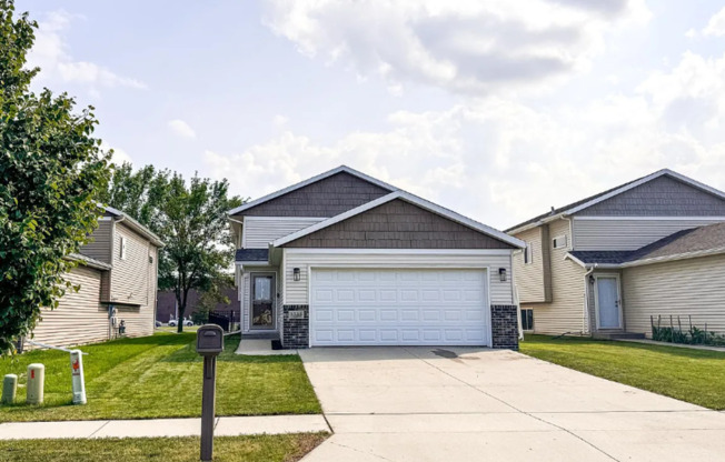 Beautiful 3 Bed, 2 Bath Home in Moorhead with Immediate Availability!