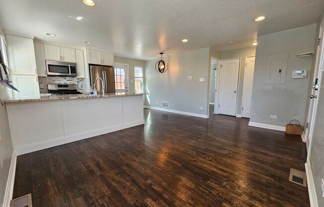 Heart of the City 1949 Charmer 2 Bed 1 Bath w/ Perks!