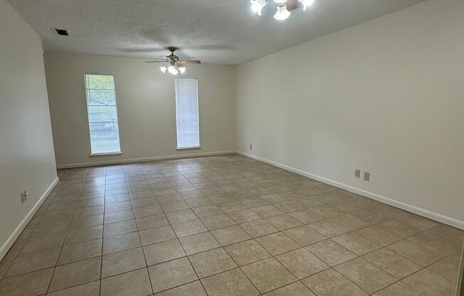 2 beds, 1 bath, 967 sqft, $850, Unit A