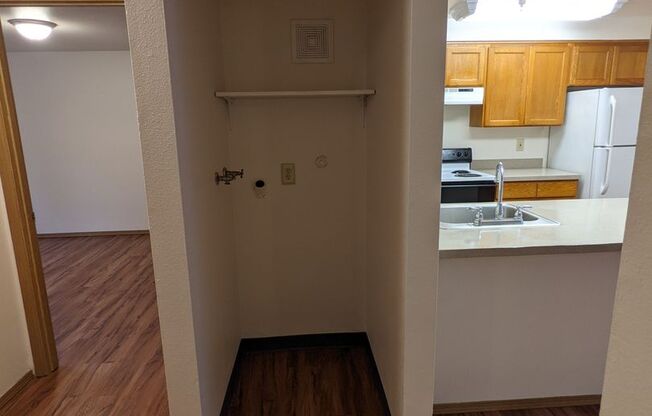 2 beds, 1 bath, 750 sqft, $1,395, Unit 33