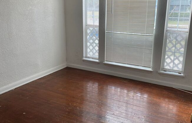 Cozy 2 bed 1 bath, hard wood floors. Charming “six points”