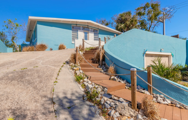 8 FOUNTAINEBLEAU CIR