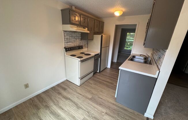 2 beds, 1 bath, 850 sqft, $1,695, Unit Unit 4