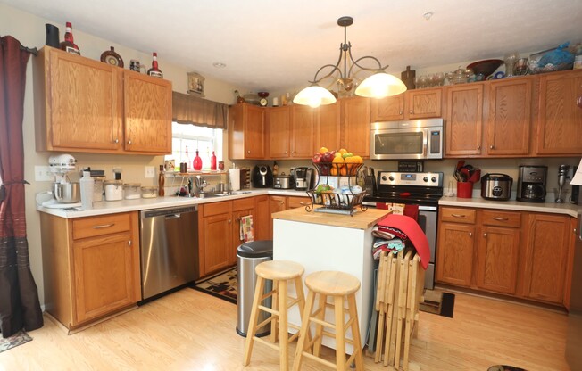 Available -Spacious 2 Car Garaged Townhome w Master Suite