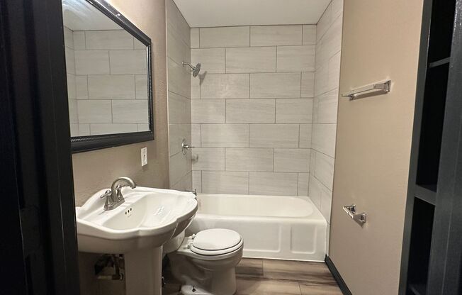 2 beds, 1 bath, $1,200, Unit UNIT 3