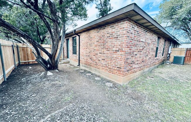 Spacious 3 Bed 2 Bath 2 car garage duplex Lago Vista