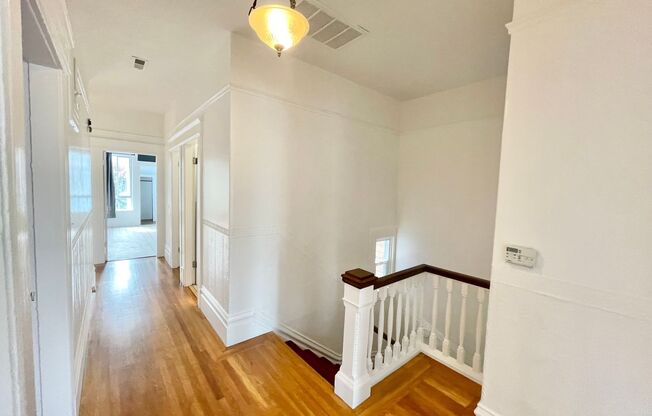 Wonderful Light and Bright Top Floor 2BR/1BA Flat w/Parking, Laundry, Shared Garden - PROGRESSIVE