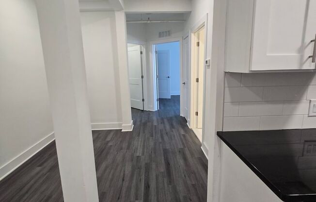 2 beds, 1 bath, 942 sqft, $1,695, Unit 211