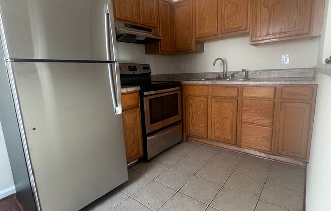 2 beds, 1 bath, $995, Unit A