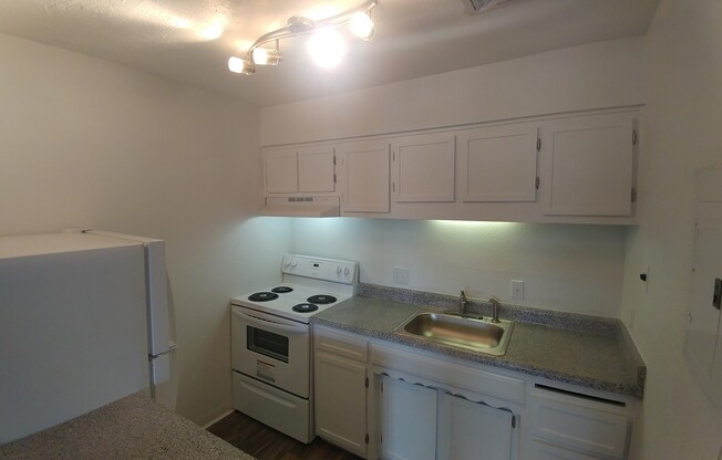 Studio, 1 bath, 400 sqft, $625, Unit Unit 53