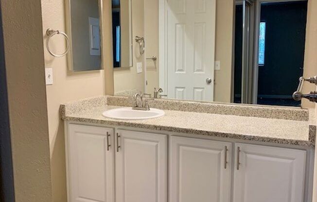 2 beds, 1 bath, 861 sqft, $1,725, Unit 32