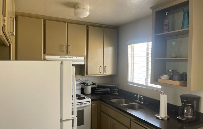 2 beds, 1 bath, 726 sqft, $1,600, Unit Unit B