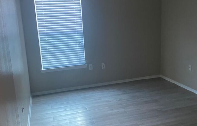 3 beds, 2 baths, 1,251 sqft, $1,725, Unit 0702