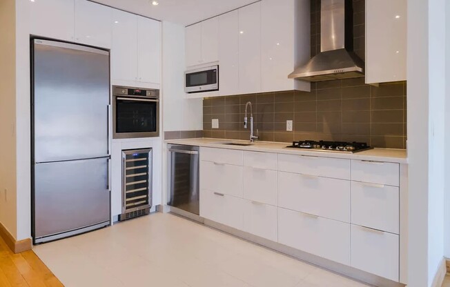 439 W 37 ST