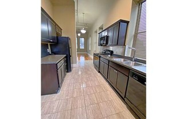 1 bed, 1 bath, 1,043 sqft, $1,250, Unit 911