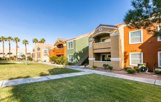 BEAUTIFUL 1 BEDROOM, 1 BATH CONDO IN GATED COMMUNITY!!