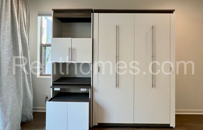 Del Sur, 15113 Lincoln Loop, Wood Floors, Granite Counters, Loft, Den / Office and an Attached 2 Car Garage with Opener.