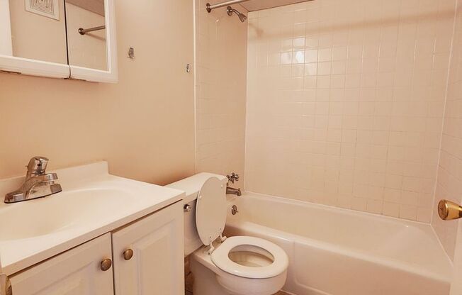 1 bed, 1 bath, 454 sqft, $1,275, Unit M-14