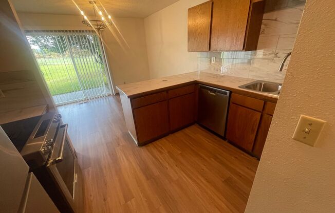 2bd/1.5Ba Duplex in NW Portland in a Quiet Bethany Neighborhood ~ Single Car Garage and Washer/Dryer Hooks Ups!!!