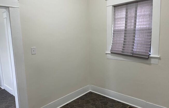 3 beds, 1 bath, $995