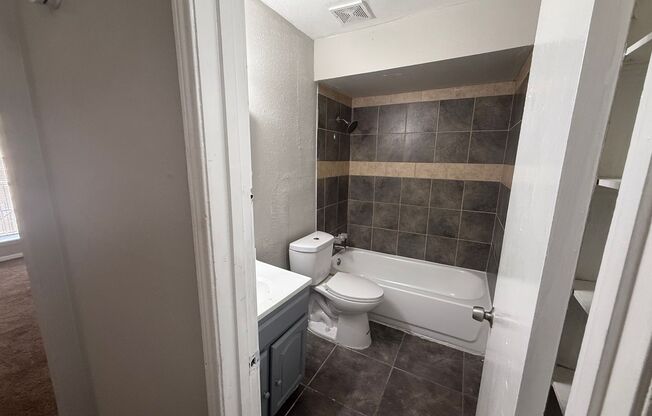 2 beds, 1 bath, $899, Unit 11