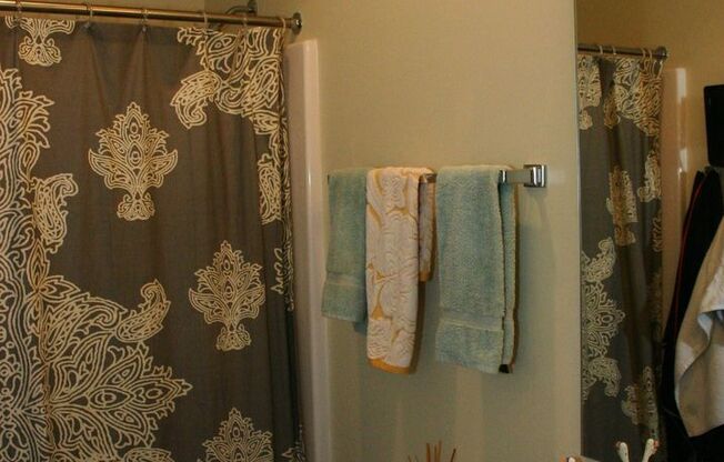 4 beds, 2 baths, $2,650, Unit 401
