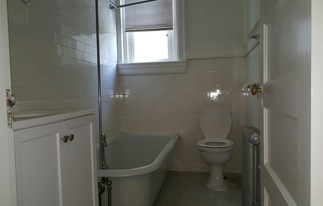 3 beds, 2 baths, 1,300 sqft, $2,300, Unit H1