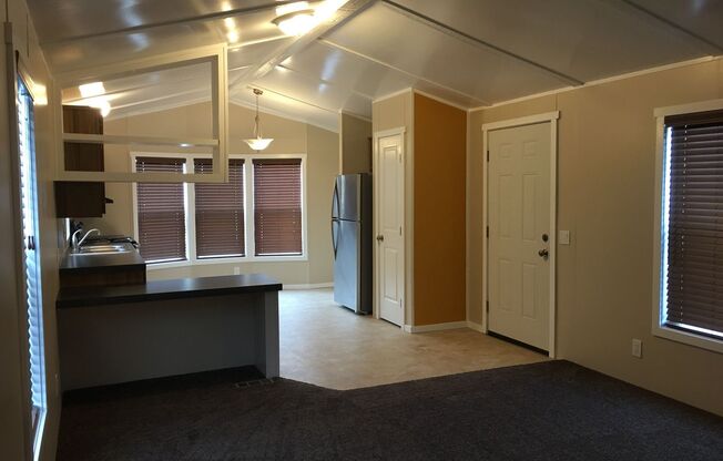 Nice Apartment in North Pointe! No one living above you, below you, or sharing walls beside you!  Peace..