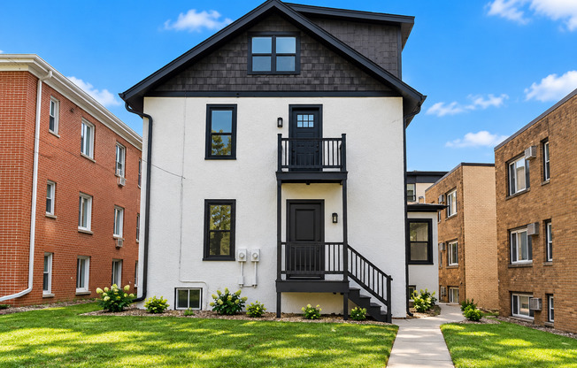 STUNNING RENOVATED 4 BEDROOM DUPLEX ON GRAND AVE – MOVE-IN SPECIALS!