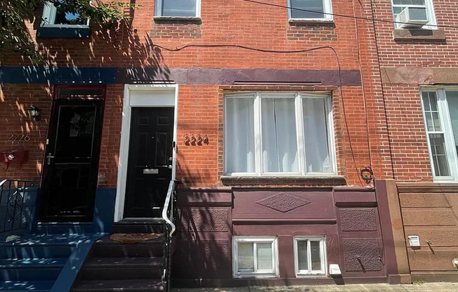 Modern 3 Bedroom 1.5 Bath South Philly Home with laminate floors, W/D in unit, C/A, Yard and more!