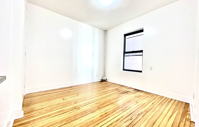 2 beds, 1 bath, $3,000, Unit 23