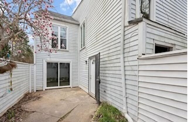 Welcome to this charming 2-bedroom, 1.5-bathroom Townhouse located in the vibrant city of Charlotte, NC