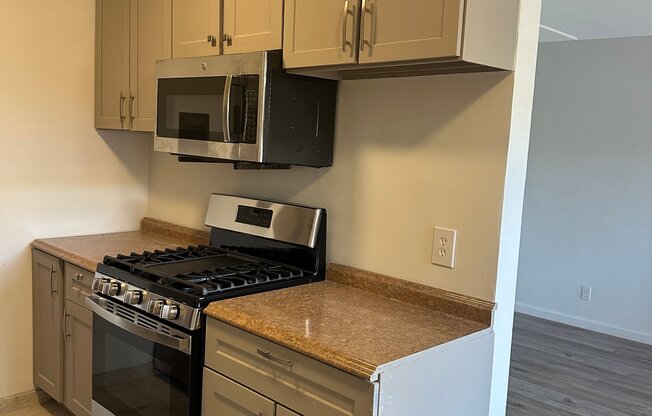 1317 W 97 ST