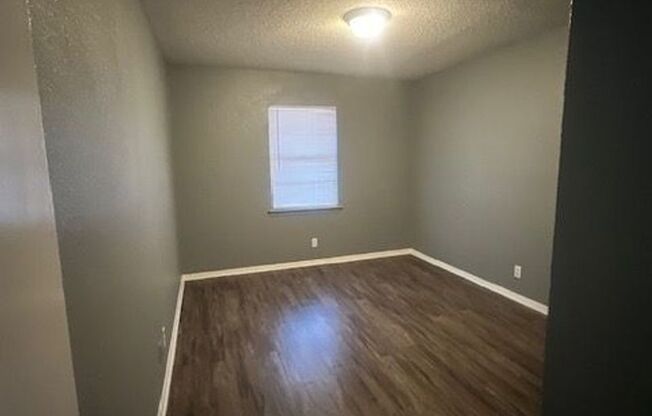 2 beds, 1 bath, 902 sqft, $1,415, Unit 32