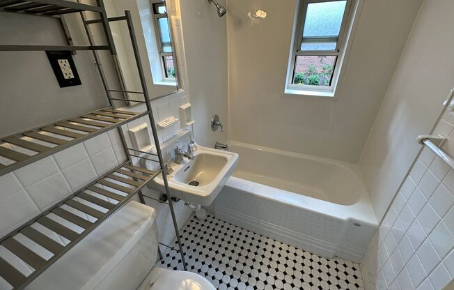 1 bed, 1 bath, 600 sqft, $1,429, Unit 5731 Ellsworth Ave. #A4