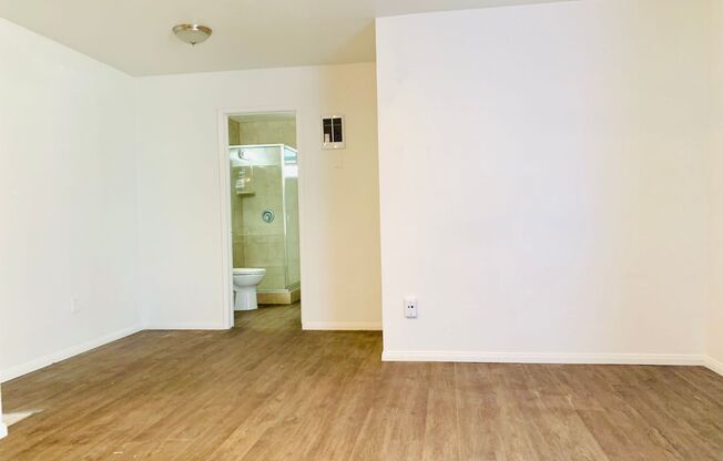 SPACIOUS STUDIO LOCATED BETWEEN MISSION BEACH & MISSION BAY! $1,995/mo