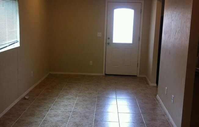 2 beds, 1 bath, 750 sqft, $1,250