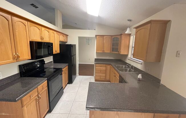 3 Bedroom 2 Bathroom in Deltona! AVAILABLE JANUARY 15th!