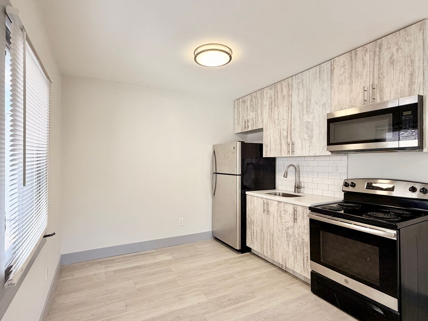 405 NW 37 ST